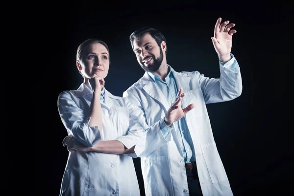 Freudig positive Wissenschaftler diskutieren ihre Arbeit — Stockfoto