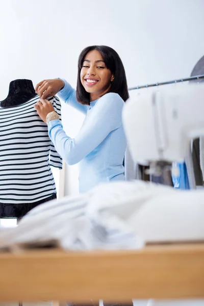 Trabajador emocional de una sastrería sonriendo mientras cose ropa —  Fotos de Stock
