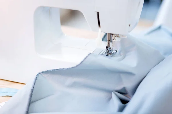 Профессиональную швейную машинку кладут на стол в новом ателье — стоковое фото