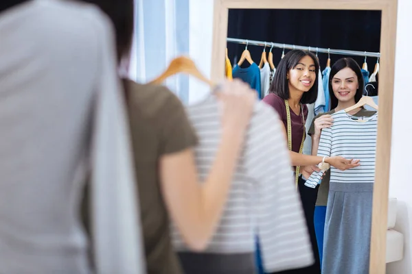 Vriendelijke op maat uit te leggen van het idee van strepen op een nieuwe jurk — Stockfoto