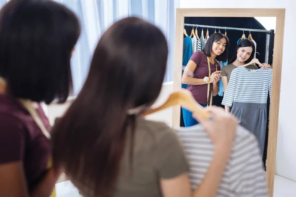 Vrolijke vrouwen kijken naar de jurk en gelukkig lachend — Stockfoto