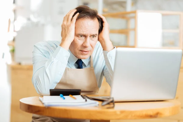 Hombre perplejo estresado sentado y pensando en problemas de negocios . —  Fotos de Stock