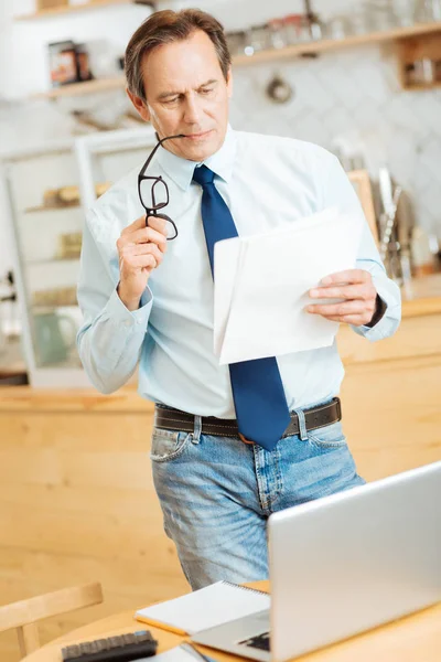 Hombre ocupado con gafas de pie y leyendo documentos . —  Fotos de Stock