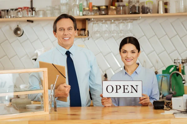 Selbstbewusster schwuler Chef steht und hält den Ordner. — Stockfoto