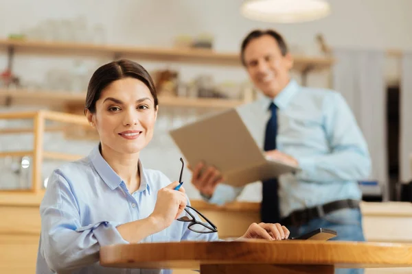 Zeker tevreden vrouw houden de bril en op zoek rechte. — Stockfoto