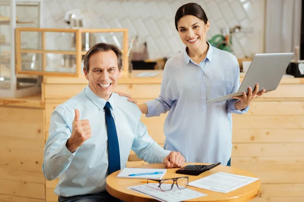 Lachende vriendelijke collega's kijken rechtdoor en vreugde. — Stockfoto