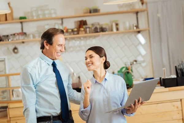 Angenehme schwule Kollegen stehen und jubeln. — Stockfoto