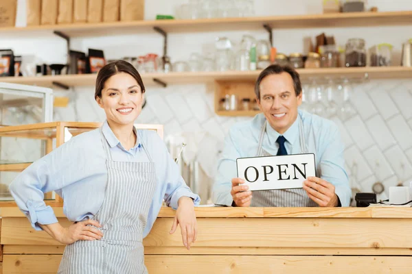 Agradables empleados amistosos de pie en la tienda y sonriendo . — Foto de Stock