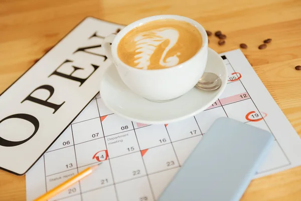 Hot lezat secangkir kopi berbohong dan melelahkan di atas meja . — Stok Foto
