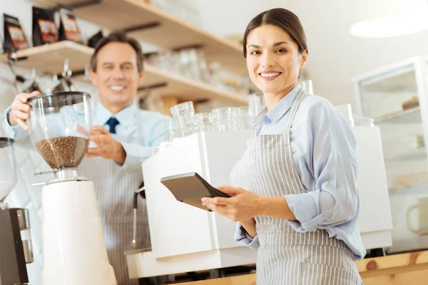 Beautiful pretty worker holding the calculator and smiling. — Stock Photo, Image