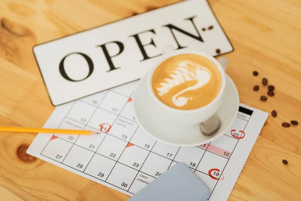 Tasse natürlichen frischen Kaffee auf dem Tisch liegend und anstrengend. — Stockfoto