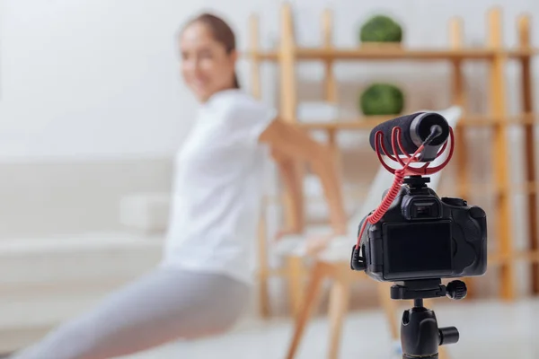 Blogueiro alegre usando equipamentos modernos enquanto grava a lição — Fotografia de Stock