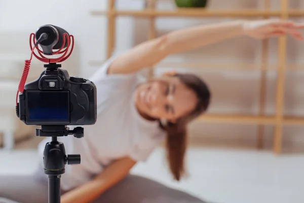 Emotionele blogger uitoefening voor een camera en gevoel blij — Stockfoto