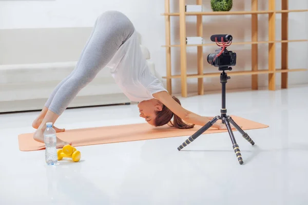 Asana yaparken yere eğilerek rahatlatıcı yoga öğretmeni — Stok fotoğraf