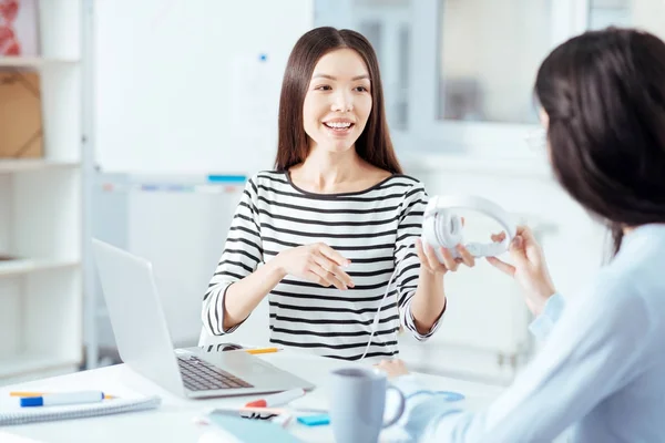 Unga kvinnliga vänner att välja funderade — Stockfoto