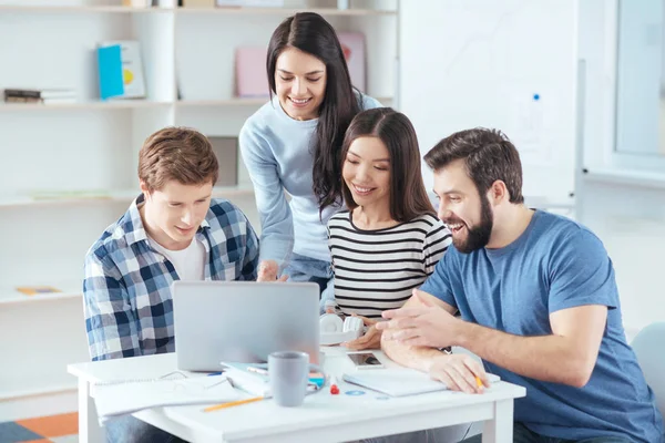 Pensativo cuatro colegas que reciben la aprobación — Foto de Stock