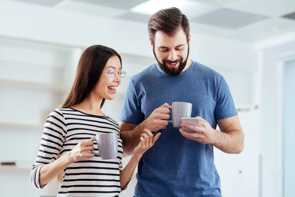 Emocionado casal agradável assistindo vídeo — Fotografia de Stock