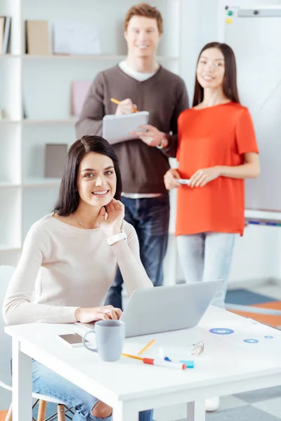 Perspektive drei Studenten entwickeln Plan — Stockfoto