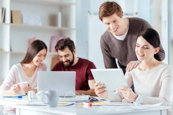 Agradable dos colegas esperando los resultados — Foto de Stock