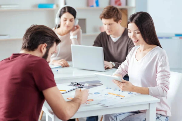 Pensivos quatro colegas alcançando sucesso — Fotografia de Stock