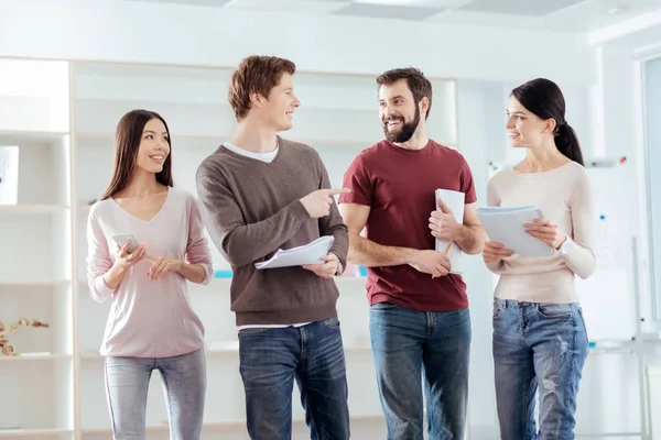 Felices cuatro colegas discutiendo roles — Foto de Stock