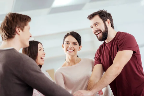 Alegre cuatro colegas cumpliendo la tarea — Foto de Stock