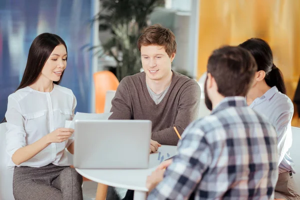 Nadenkend vier collega's bespreken over conferentie — Stockfoto