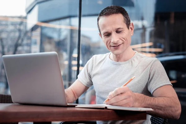 Joven concentrado tomando notas — Foto de Stock