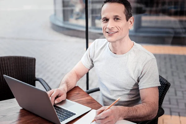 Freelancer alegre trabalhando no café — Fotografia de Stock