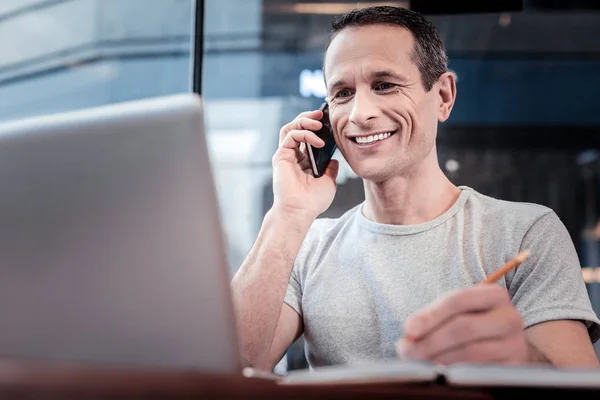 Persona masculina encantada positiva que habla por teléfono — Foto de Stock