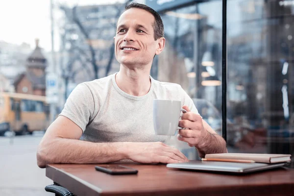 Persona maschile deliziata seduta nel caffè — Foto Stock