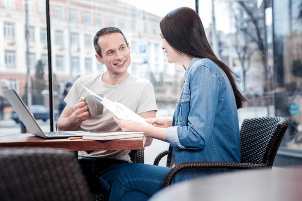 Vrolijke man praten met zijn vriend — Stockfoto