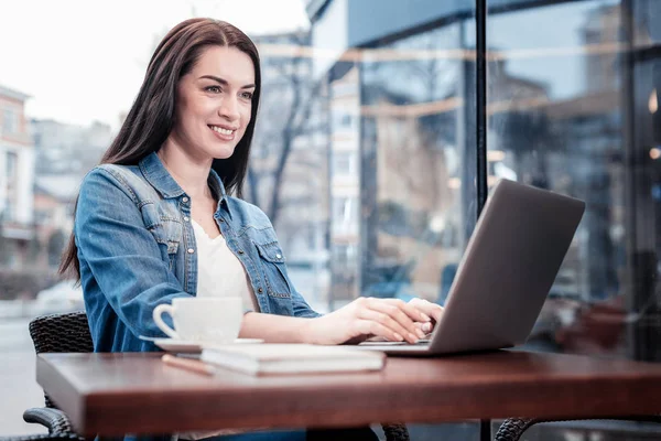 Uppmärksamma kvinnliga person som läser nyheter på internet — Stockfoto