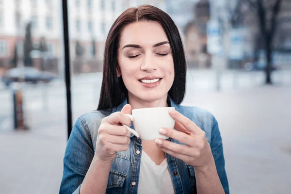 Positiv glad kvinnlig person som åtnjuter gott kaffe — Stockfoto