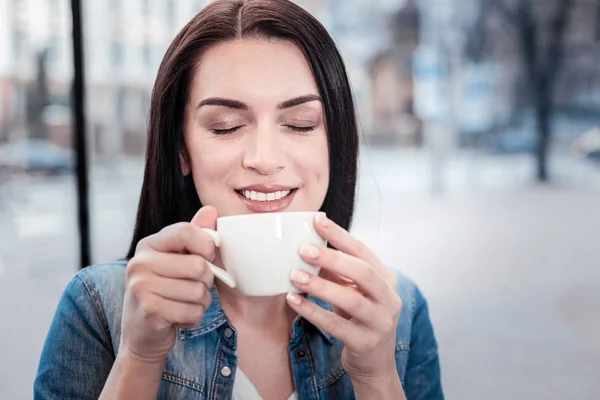 Porträtt av glad tjej att lukta bra kaffe — Stockfoto