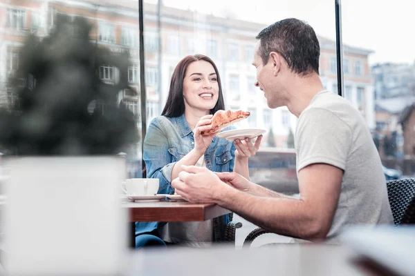 Positiv glad brunett utfodring hennes pojkvän — Stockfoto