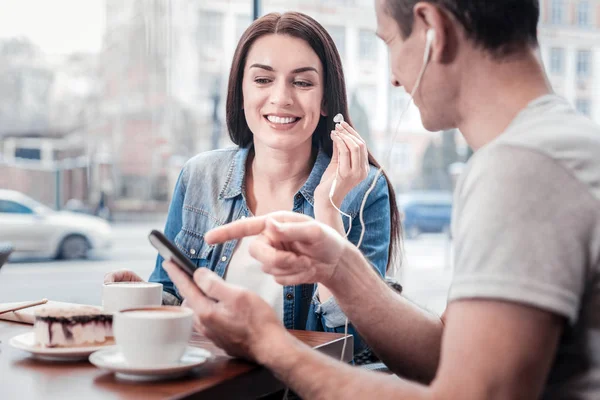 Un hombre encantado señalando su teléfono — Foto de Stock