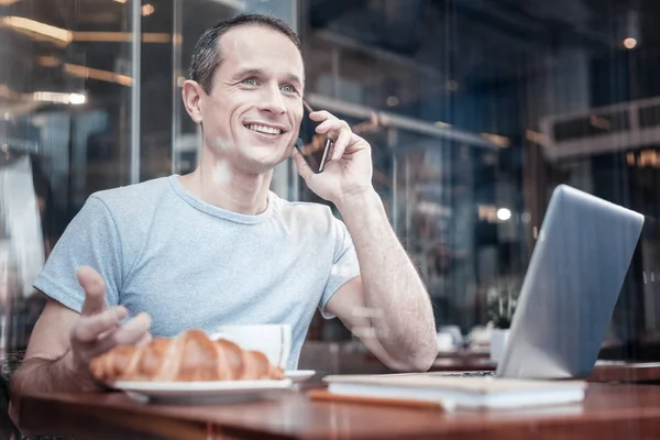 Veselá osoba mužského mluvit na telefonu — Stock fotografie