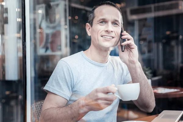 Stilig frilansare ha möte i café — Stockfoto