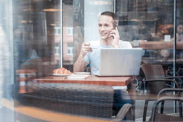 Relajado persona masculina tomando un descanso de café — Foto de Stock