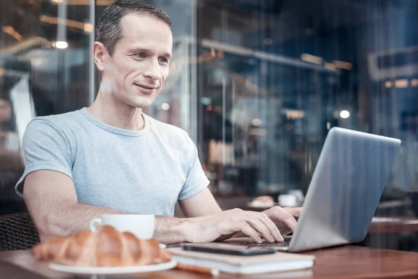 Hombre concentrado escribiendo mensaje a su amigo —  Fotos de Stock