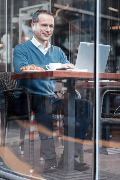 Freelancer encantado positivo que passa o tempo no café — Fotografia de Stock