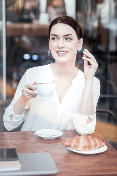 Atractiva morena tomando café — Foto de Stock