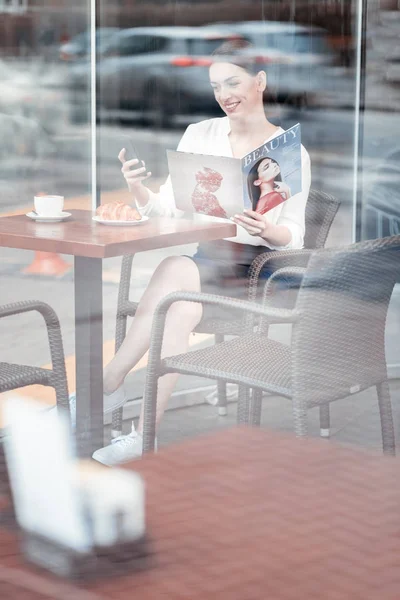 Силуэт улыбающейся женщины, которая находится в кафе — стоковое фото