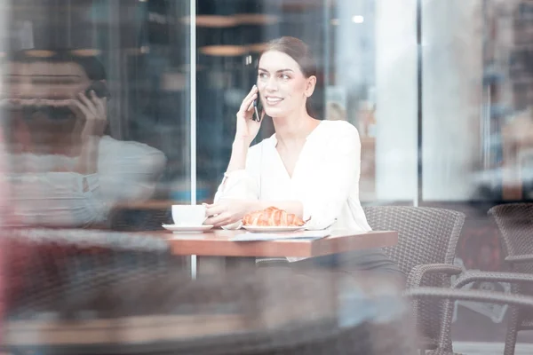 Morena atenciosa ouvindo seu interlocutor — Fotografia de Stock