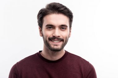 Yakışıklı siyah saçlı kabardı adam portresi