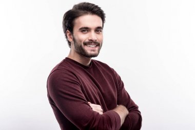 Kollarını katlama ve poz büyüleyici genç adam