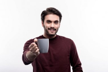 Bir fincan kahve sunan büyüleyici kabardı genç adam