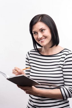 Gülümseyen ve notlar günlük planlayıcısı yapım genç kadın