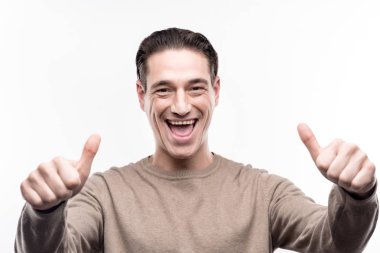 Poz ve gösterilen iyimser orta yaşlı adam Yaşasın